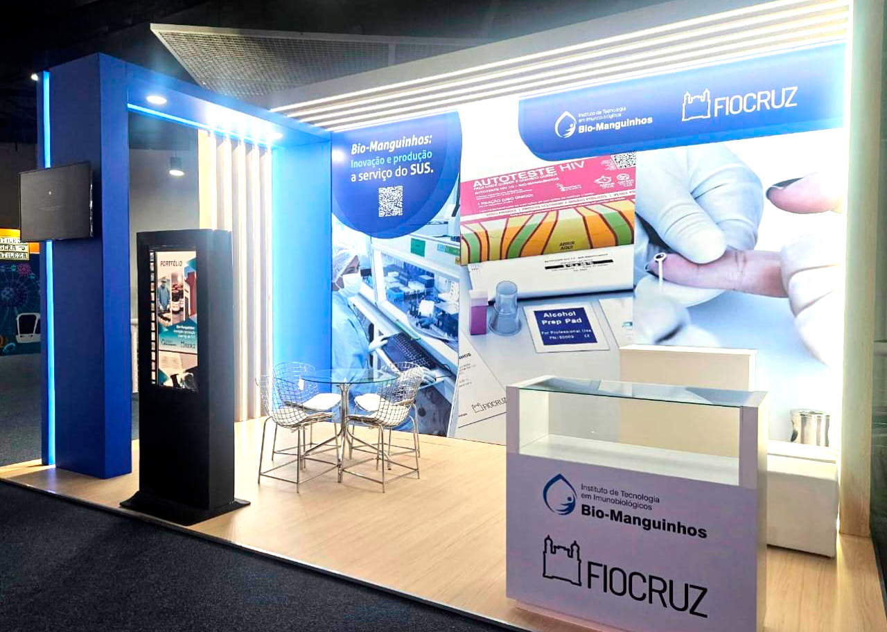 Estande institucional Bio-Manguinhos/Fiocruz com painéis gráficos e totens digitais